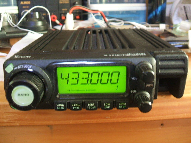 ICOM製144/430Mモービル機IC-208 20W機 ICOM アイコム IC-208 144/430デュアルバンドモービル機 動作品 20W機