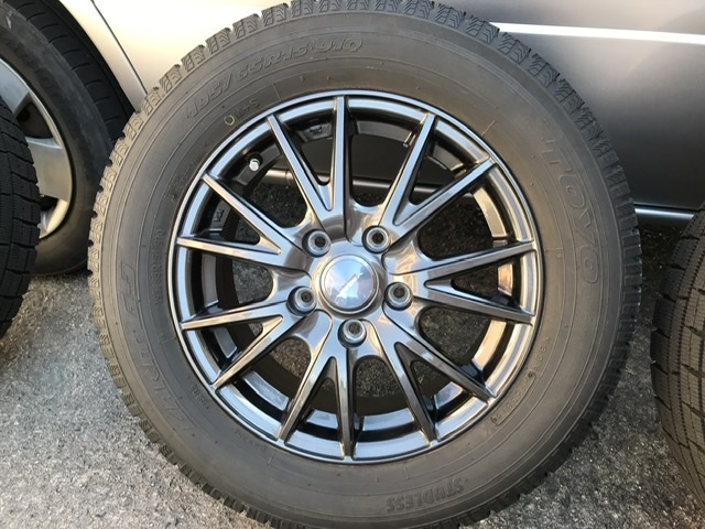 バリ山　スタッドレスタイヤ　195&frasl;65R15 溝深　ホイル