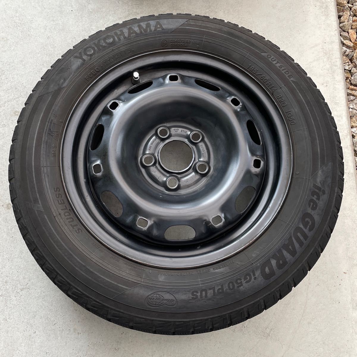 溝たっぷりのスタッドレスタイヤ付きのVWポロ純正スチール入庫です 