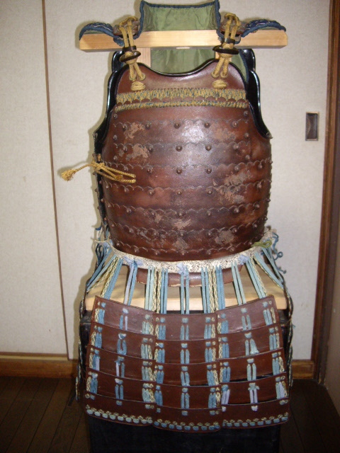【お得，新品】 甲冑 具足 鉄茶色漆塗り２枚胴(甲冑（兜、鎧）)｜売買されたオークション情報、yahooの商品情報をアーカイブ公開 - オークファン 甲冑（兜、鎧）