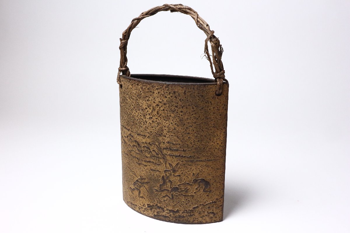 鉄製 鳥獣戯画 吊花入 / 金工 変形花器 - メルカリ 花入の人気アイテム 吊