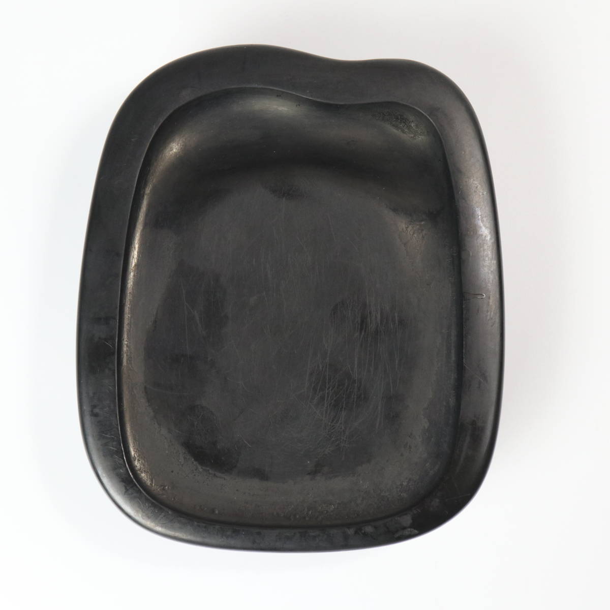 古硯　端渓侍女紋硯　唐木蓋付き　文房具・硯　硯本体：16.1x13.6x3.9cm　c11014
