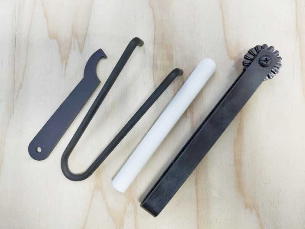新作登場，HOT 4点セット 革漉き機メンテナンス 棒砥石は柄付き 7枚目画像 ニッピ 皮漉き機 取説あります NIPPY 西山(ミシン)｜売買されたオークション情報、yahooの商品情報をアーカイブ公開 - オークファン その他
