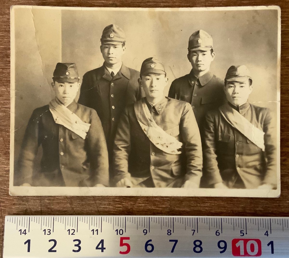 RR-775 旧日本軍 陸軍 軍隊 軍人 兵隊 兵士 出征 出征兵士 タスキ 軍帽 軍服 記念写真 写真 古写真 印刷物/くKAら(印刷物 ...