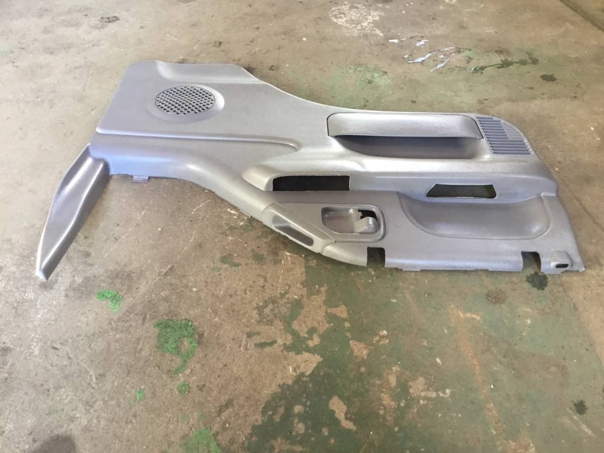 ② イスズ エルフ ハイルーフ 助手席側 ドア 内張り 欠損あり B 221111 即日発送可 ヤフオク 102×88×15 いすゞエルフ ドア内張り外し方 2004年（平成14年式） ドア(内装)の中古 -いすゞエルフ ドアスイッチの通販