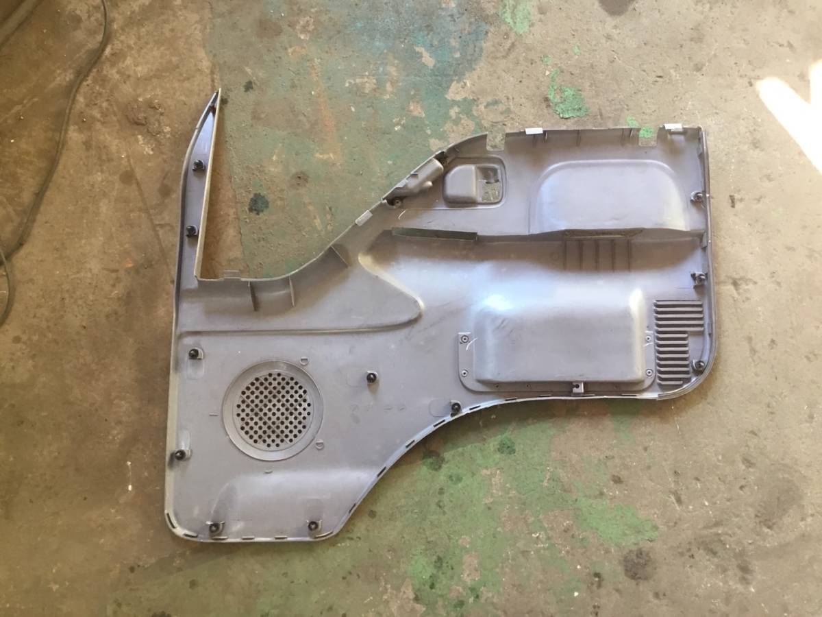 ② イスズ エルフ ハイルーフ 助手席側 ドア 内張り 欠損あり B 221111 即日発送可 ヤフオク 102×88×15 いすゞエルフ ドア内張り外し方 2004年（平成14年式） ドア(内装)の中古 -いすゞエルフ ドアスイッチの通販