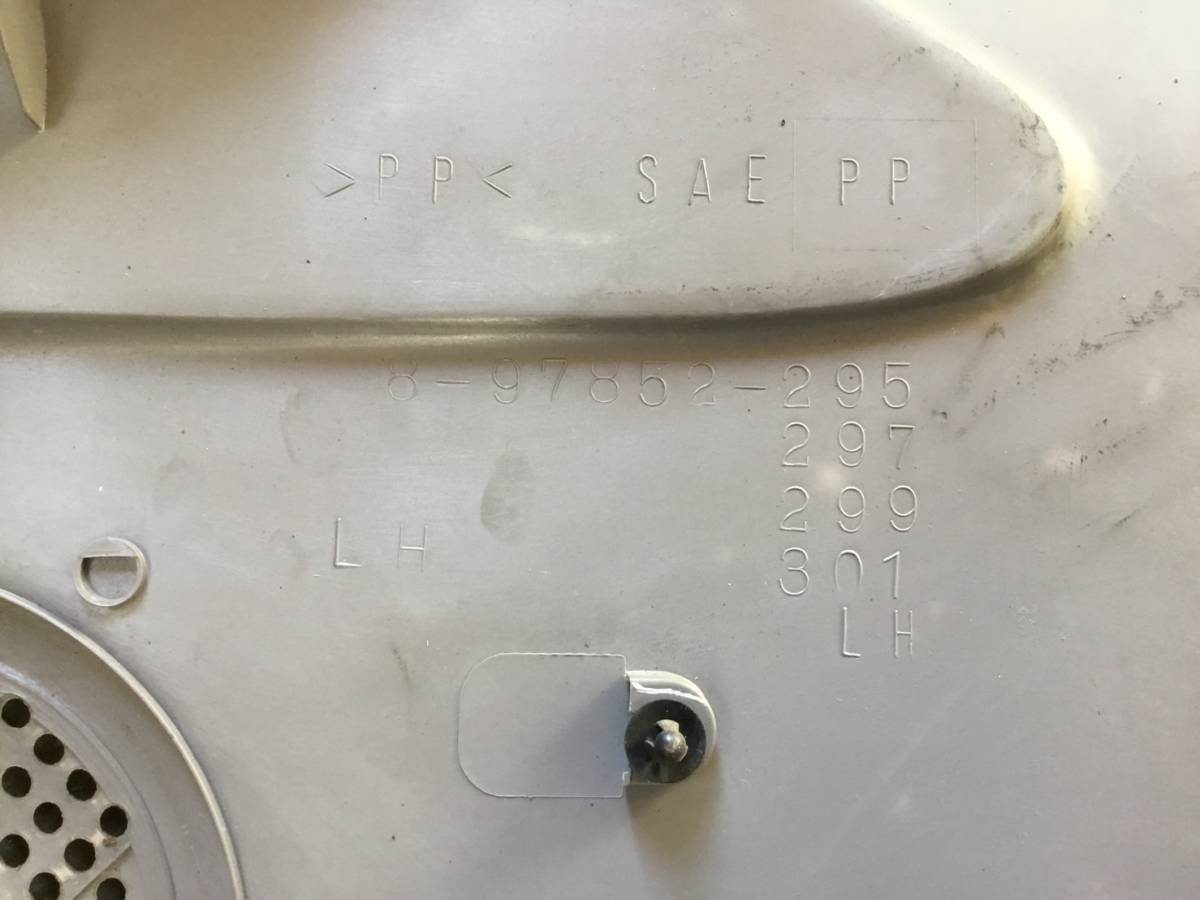 ② イスズ エルフ ハイルーフ 助手席側 ドア 内張り 欠損あり B 221111 即日発送可 ヤフオク 102×88×15 いすゞエルフ ドア内張り外し方 2004年（平成14年式） ドア(内装)の中古 -いすゞエルフ ドアスイッチの通販