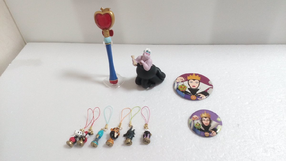 ディズニー　《大量セット》ヴィランズグッズ　10点　アースラフィギュア　マレフィセントカンバッジ　ストラップほか 2S21 【60】