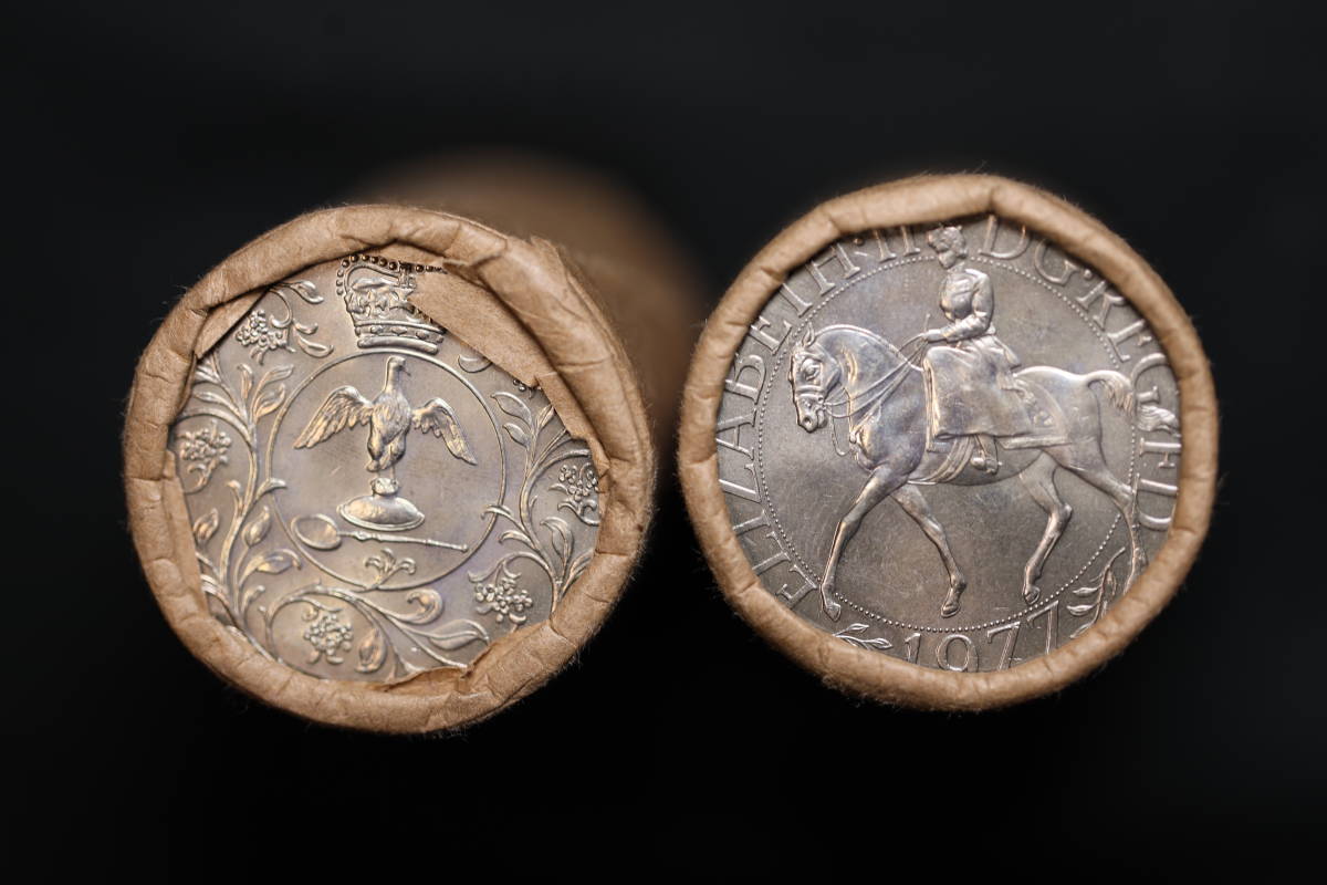 B3036）古銭 イギリス 1977年 エリザベス2世 即位記念 記念コイン ロール 2本 バラ