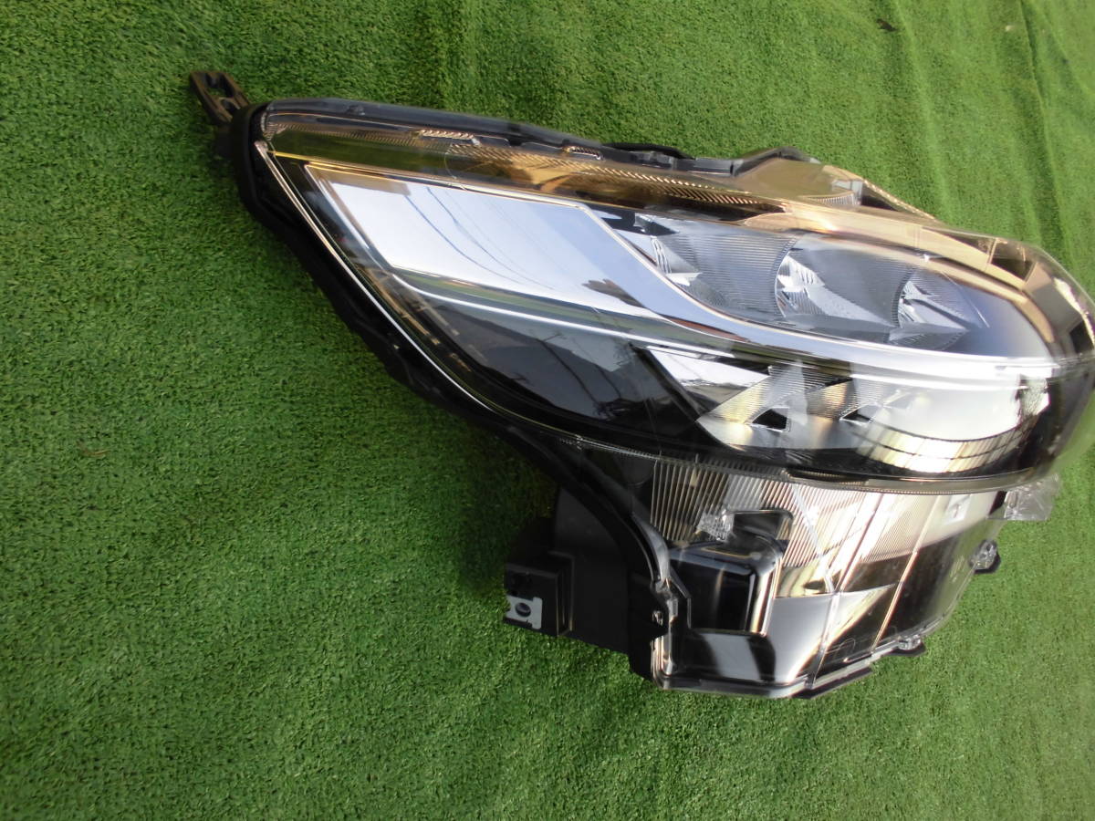 良品 EKクロススペース B37A 右 ヘッドライト Koito 100-23779 三菱