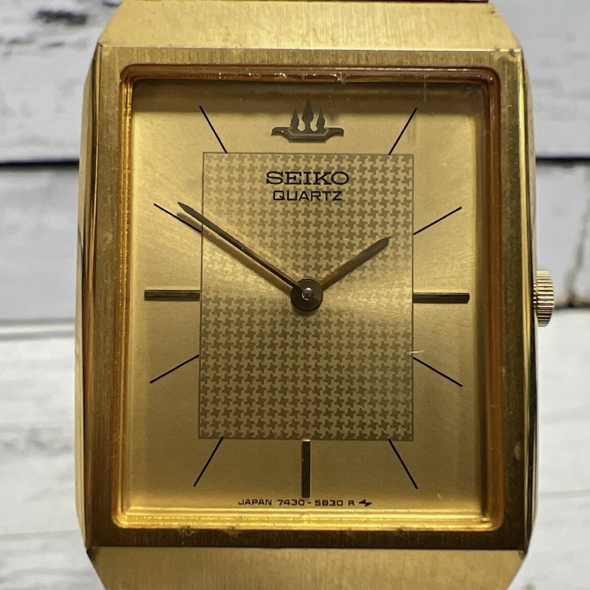 SEIKO クォーツ 置時計 ゴールド/シルバー　美品 セイコー SEIKO 2針 アナログ クォーツ 腕時計 ゴールド 稼働品 【5786