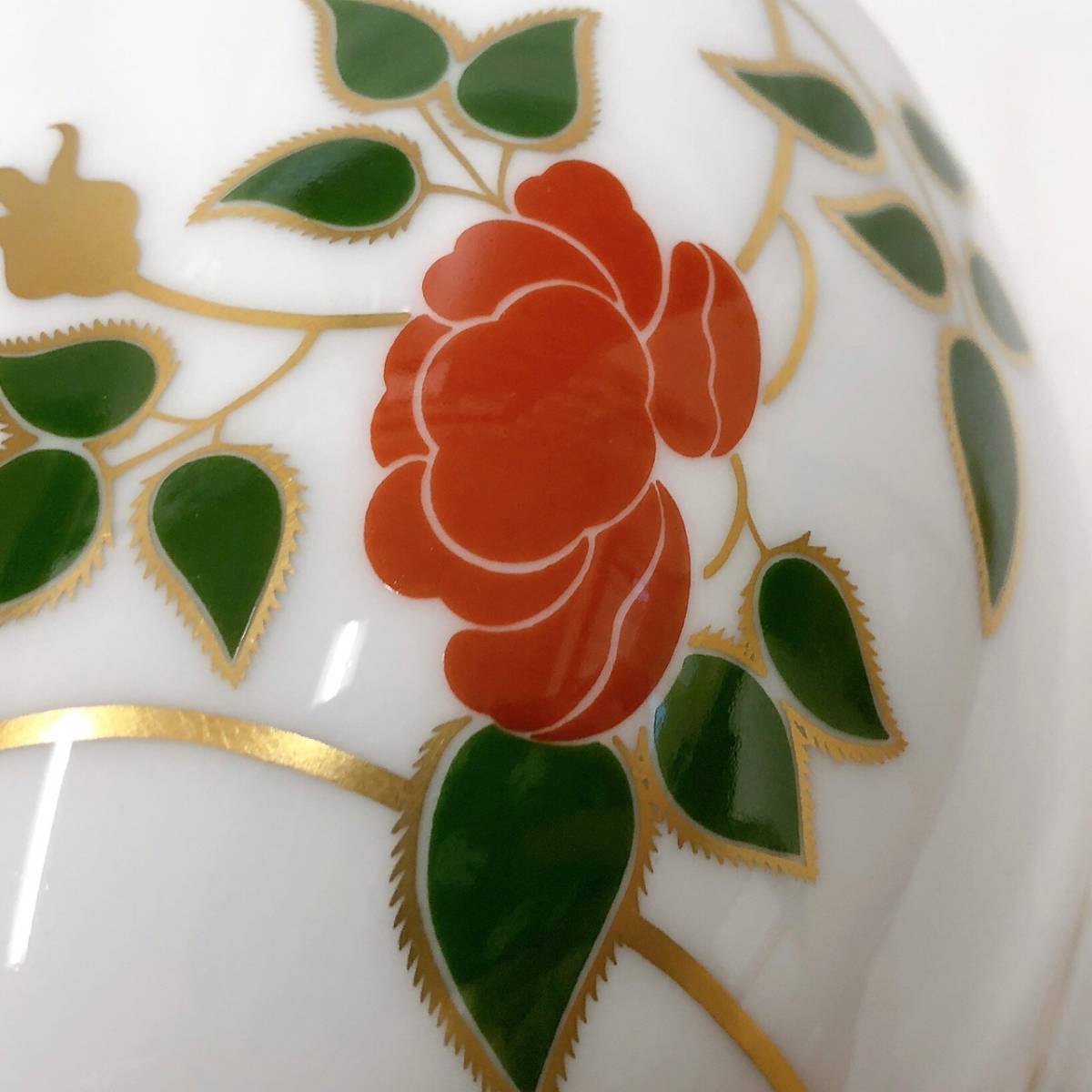 2190 大倉陶園 金彩白磁 ツル薔薇唐草模様 花瓶 2190 大倉陶園 金彩