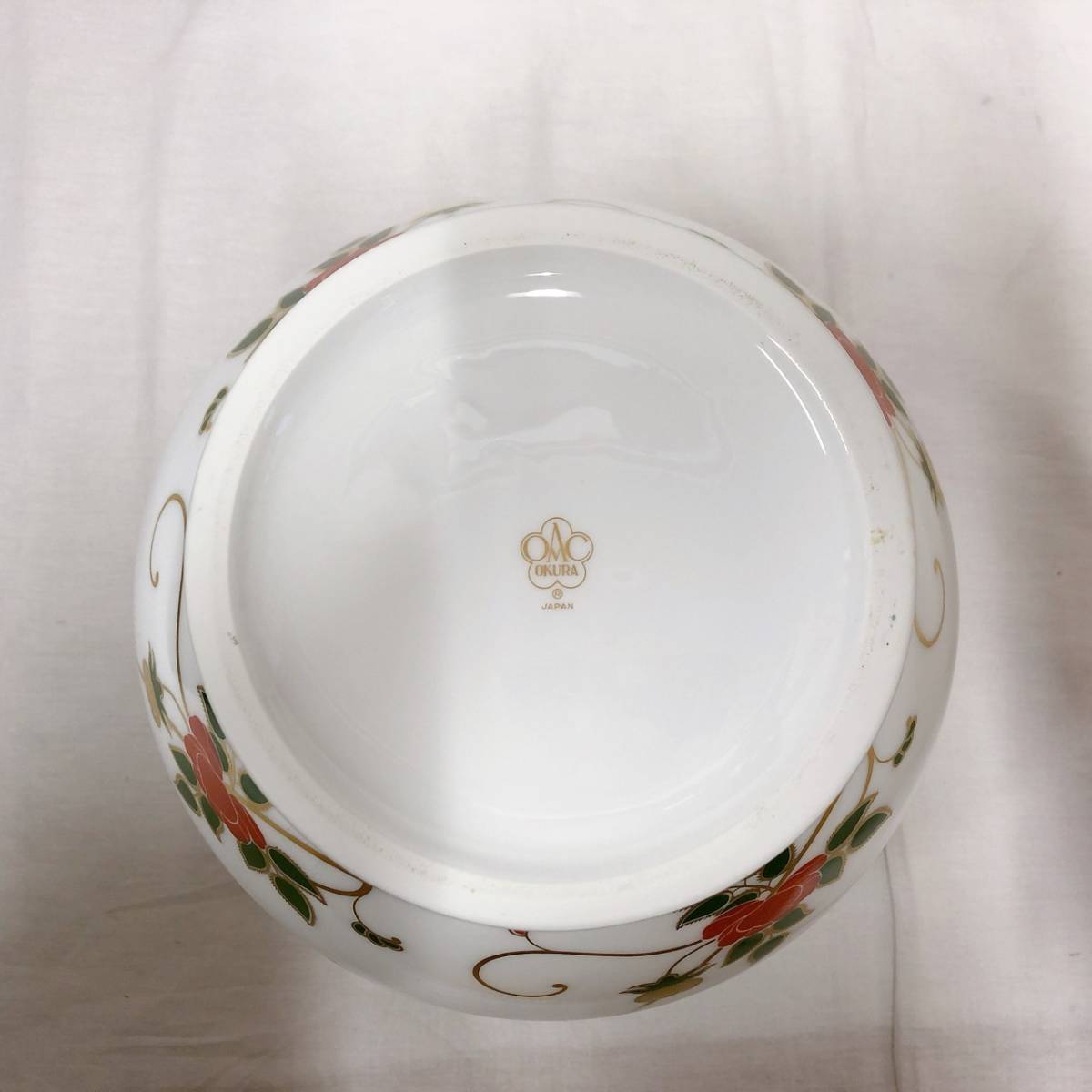 2190 大倉陶園 金彩白磁 ツル薔薇唐草模様 花瓶 2190 大倉陶園 金彩