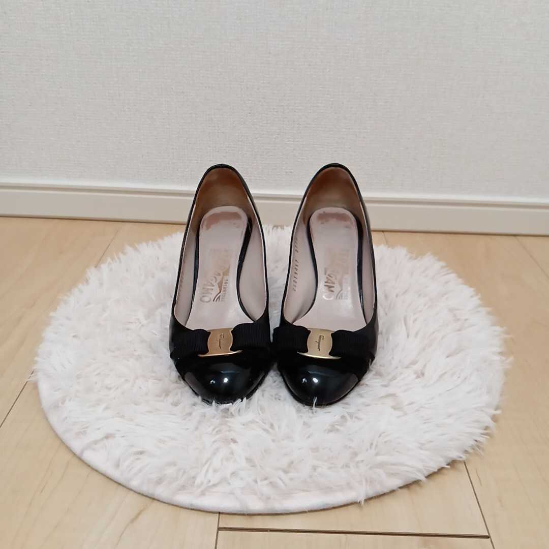 低価，安い 使用感指跡あり フェラガモ パンプス 大掃除 活躍中 整理品 通勤 お仕事 リクルート エナメル 光沢 テカテカ アパレル 普段使い 愛用 黒(ブラック系)｜売買されたオークション情報、yahooの商 ブラック系