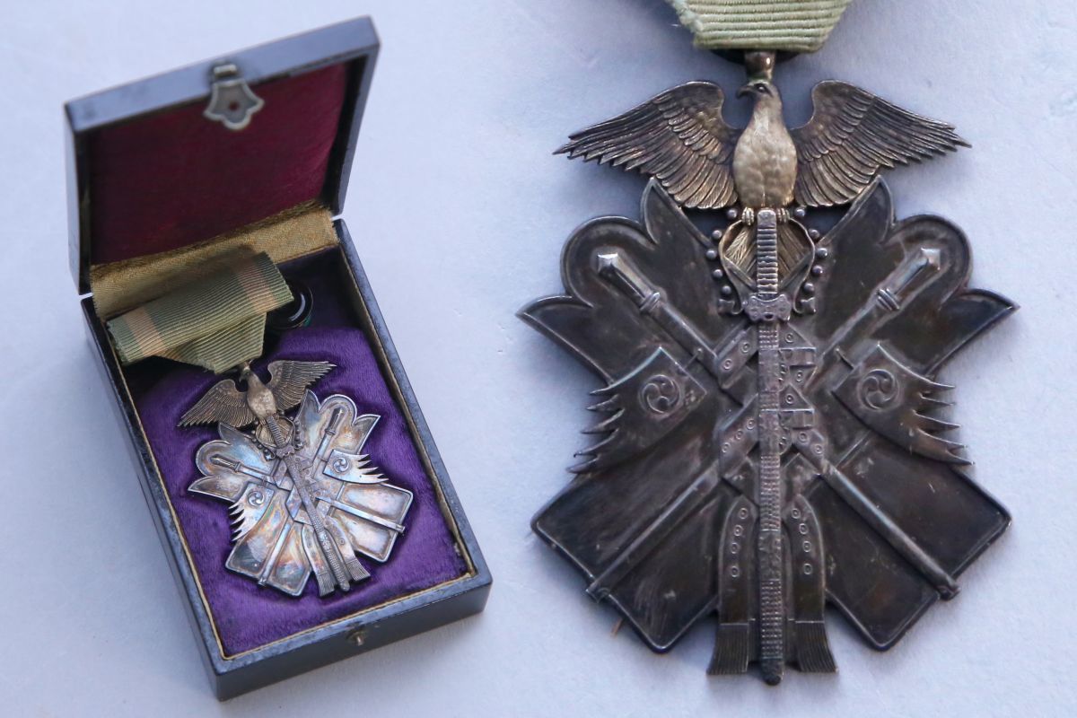 格安，大得価 C220460 軍物 功七級金鵄勲章 総重量29g 箱付 金鵄章/武人勲章/陸軍/海軍/旧日本軍/ミリタリー/当時物/時代/骨董/うぶ品(勲章)｜売買されたオークション情報、yahooの商品情報をアーカイブ公開 - 勲章
