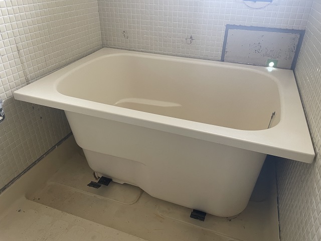 中古浴槽・バスタブ・風呂桶 農業用 雨水貯水 クボタ 材質FRP (幅111cm  