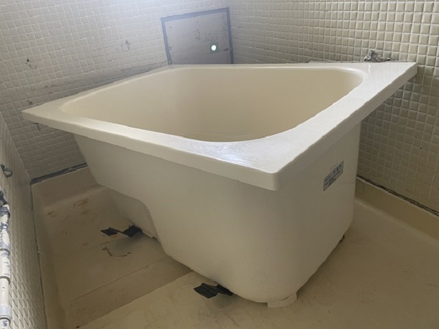 中古浴槽・バスタブ・風呂桶 農業用 雨水貯水 クボタ 材質FRP (幅111cm  