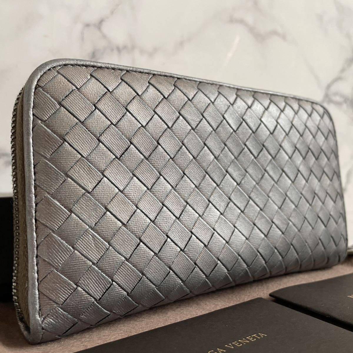 【極美品！希少！】 BOTTEGA VENETA レア ボッテガヴェネタ イントレチャート 男女　長財布 ラウンドファスナー シルバー系 定価7.8万円 BOTTEGA VENETA ボッテガヴェネタ ブラックリネン キャンバス □イントレ
