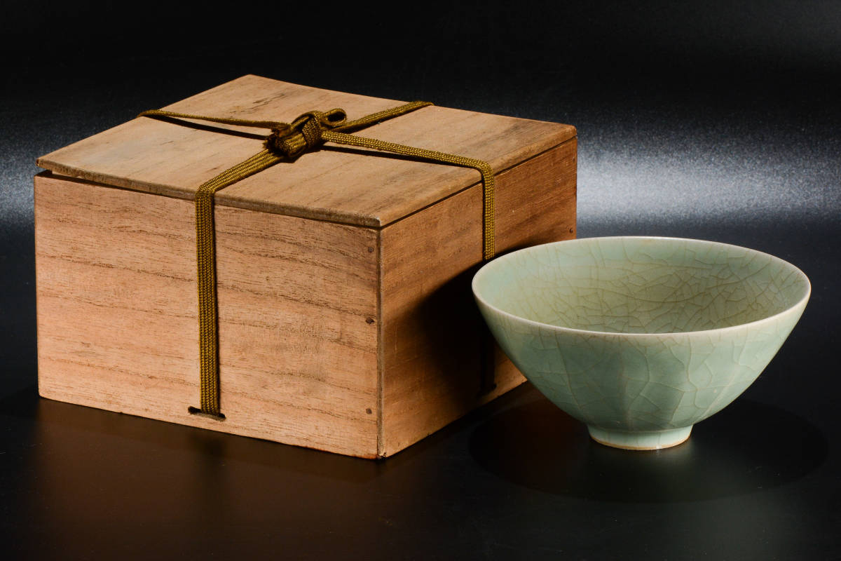 中国骨董品 明時代 龍泉窯 茶碗 箱付き 中国骨董品 明時代 龍泉窯 茶碗