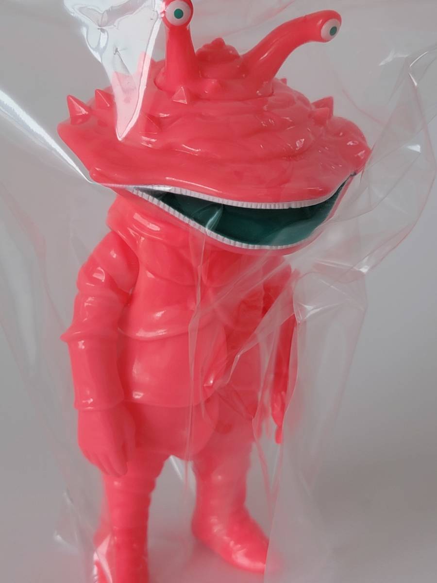 KAIJIN x One up. カネゴン　ウルトラマン　 ソフビ　sofvi KAIJIN x One up. カネゴン 赤 One up. Limited edition Kanegon Red