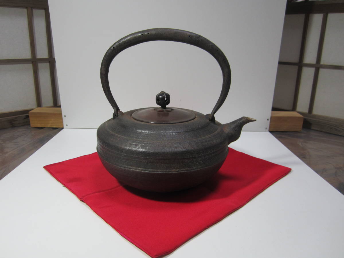 南部鉄瓶 時代物 丸平型 こま紋様 義平造 鉄瓶 | 南部鉄器 受注生産