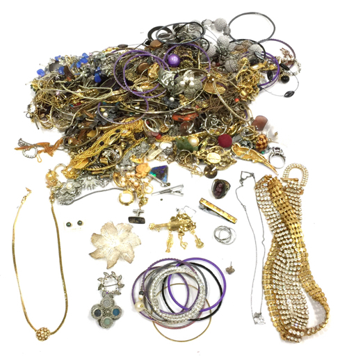 1円 水晶 カラーストーン 等 イヤリング ブローチ リング カフス 等 アクセサリー イミテーション 大量 総重量約4.7kg