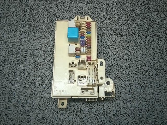 車 ピクシスメガ DBA-LA700A H27年前期 室内ヒューズボックス