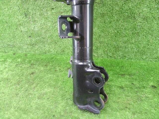 ヤリス 5BA-MXPA15 左フロントストラット　左フロントショック X 4WD M15A-FKS 070 48520-K0050