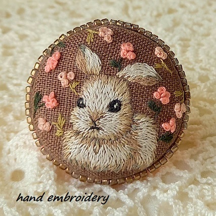 ハンドメイド♪手刺繍 うさぎとお花のブローチ ウサギ 動物刺繍 ハンドメイド♪手刺繍 うさぎとお花のブローチ ウサギ 動物刺繍
