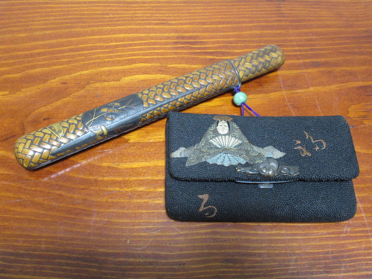 買取品】堤物、印籠、根付 網代細工蒔絵煙管筒 在銘 お多福前金具