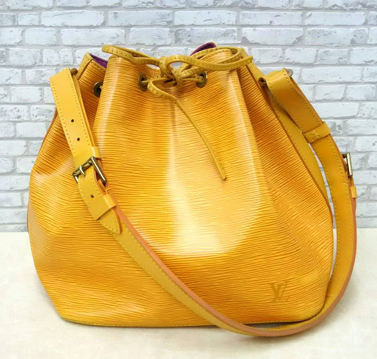 LOUIS VUITTON ルイヴィトン エピ プチノエ AR1905 ショルダーバッグ 