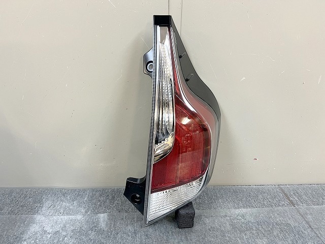 アクア NHP10 中期 純正 右テールランプ/右テールライト STANLEY 52