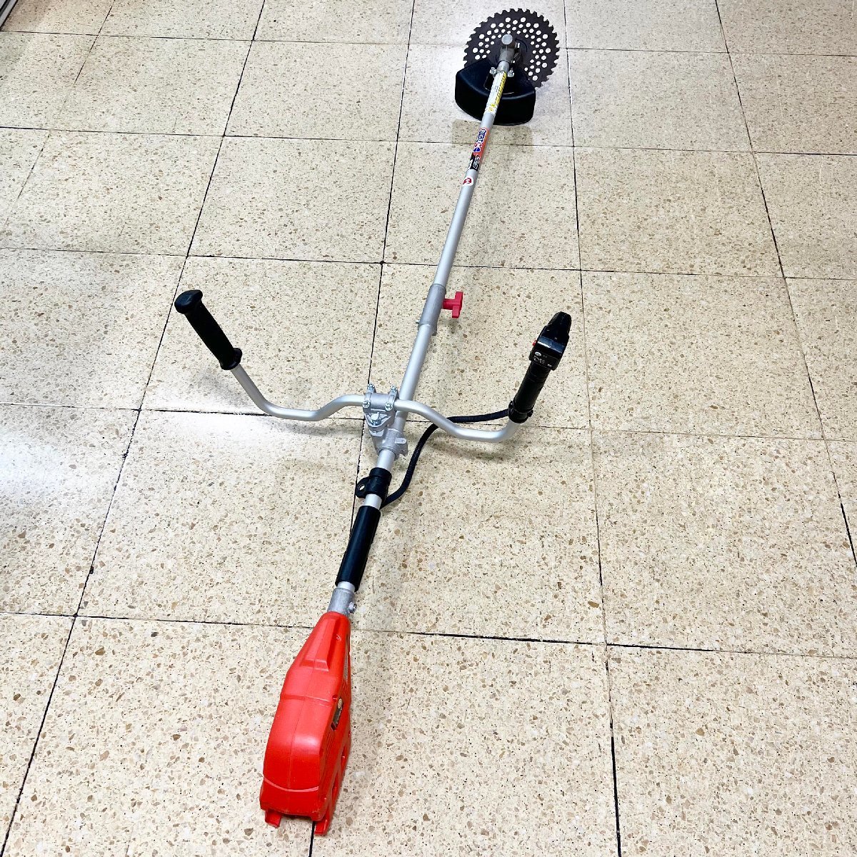 BIGM BRUSHCUTTER 充電式刈払機KDC1825Li（中古品) 中古現状品】 BIG M KDC1825Li 充電式刈払機 【公式通販】