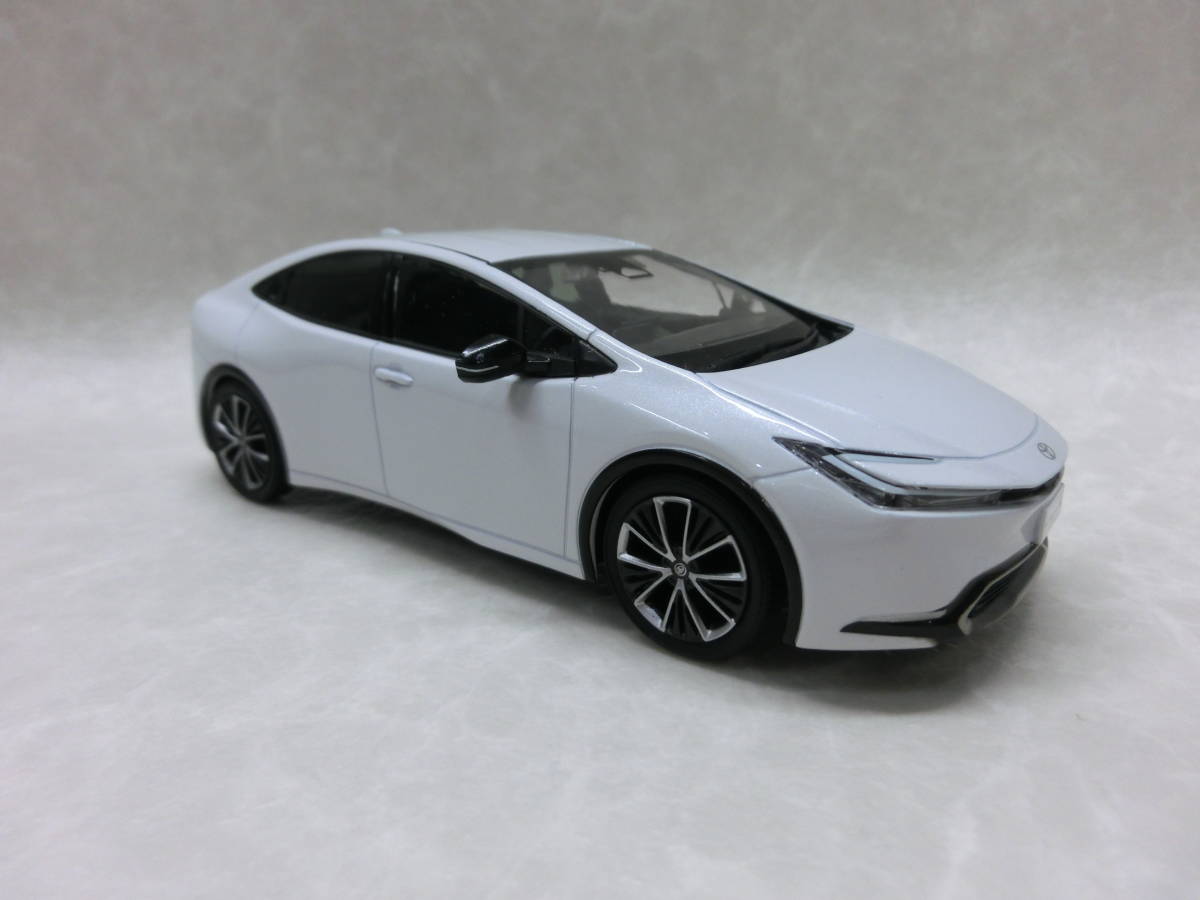 新型プリウス ミニカー プラチナホワイトパールマイカ 1／30スケール
