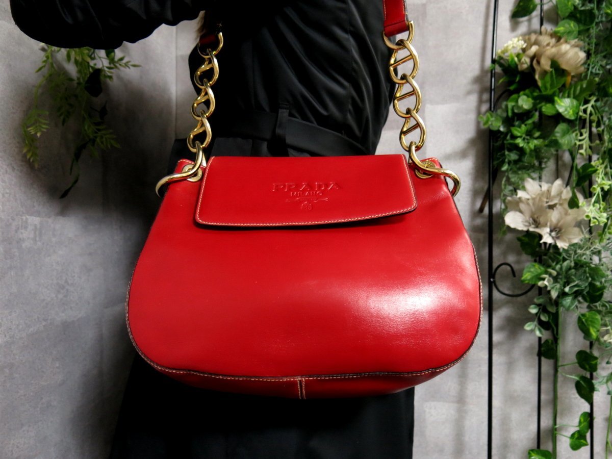  超 PRADA プラダ ロゴ型押し カーフ レザー 本革 チェーン ショルダー バッグ 赤 G金具 イタリア製 ヴィンテージ Js33789(ショルダーバッグ)｜売買されたオークション情報、yahooの商品情報をアー かばん、バッグ