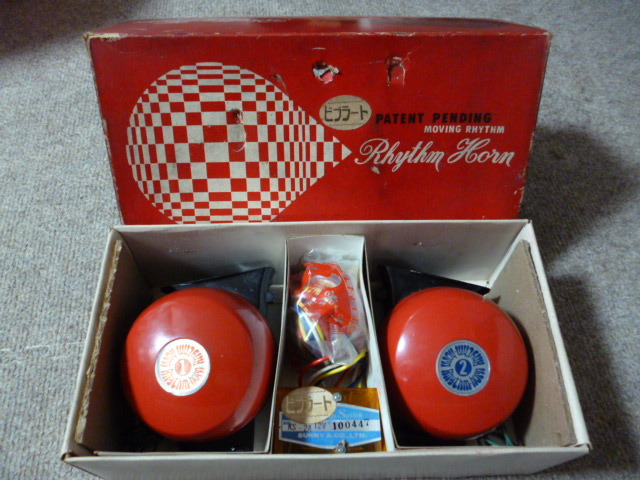 【爆買い，最新作】 サニー リズム ホーン ビブラート ホーン 2連 ホーン 当時物 KS-2/12V SUNNY RHYTHM HORN VIBRATO 旧車 に如何 か(社外品)｜売買されたオークション情報、yahooの商品情報をアーカイブ公開 - オークファ 社外品