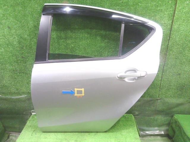 ★アクア NHP10 リア 左 ドア★1F7 銀色 H25年 67004-52470☆