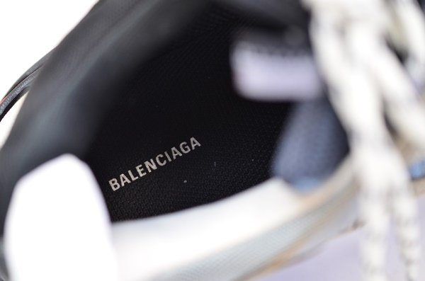 良品 BALENCIAGA TRIPLE S ローカット ダッドスニーカー 533891-W09OC 