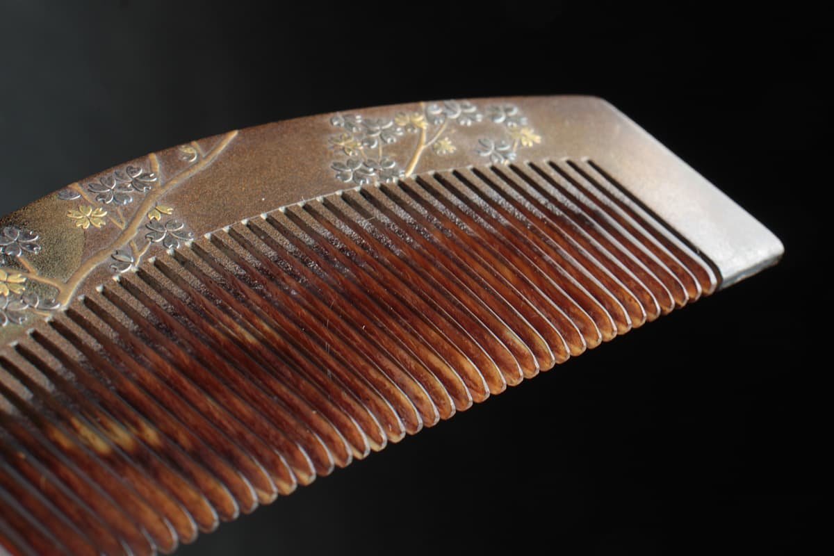 EI303 時代物【抱美 作】鼈甲台 銀地 桜金銀象嵌蒔絵櫛 横8.7cm 重10g 