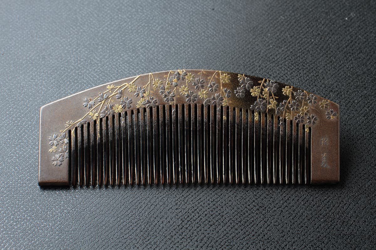 EI303 時代物【抱美 作】鼈甲台 銀地 桜金銀象嵌蒔絵櫛 横8.7cm 重10g 