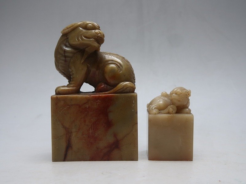 【集】021509寿山石　芙蓉石印章　印材2本　瑞獣文彫刻　雨荘居士作在銘　時代文房具