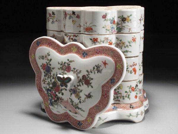 中国 古い色絵皿2点セット 人物・花蝶図 SD196. 中国古玩 色絵 花蝶図 蝶形 蓋付 段重箱 / 陶器陶芸古