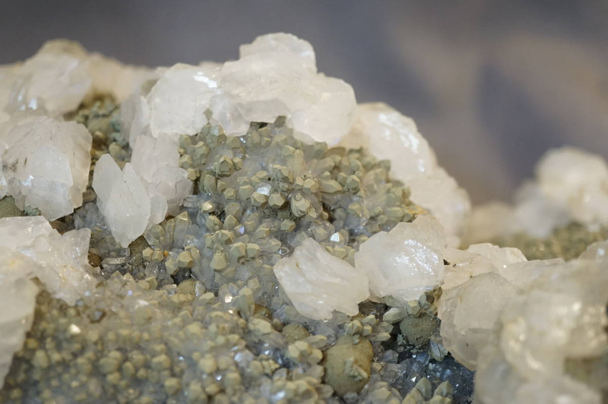 日本産鉱物★方解石　　岐阜県飛騨市神岡鉱山栃洞　　重さ約　約３．８ｋｇ