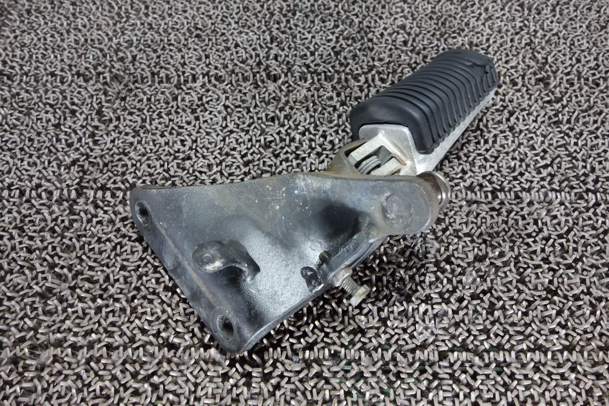 ドラッグスター400 右メインステップホルダー 4TR DragStar ヤマハ 純正 #R20230227