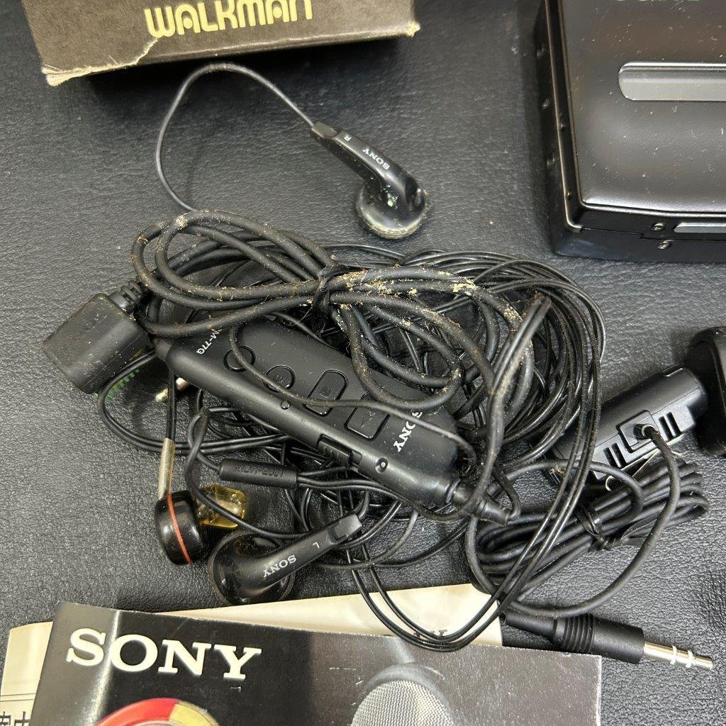SONY ソニー WALKMAN ウォークマン 動作未確認 オーディオ機器 現状品 箱付き カセットウォークマン WM-2 カセットプレーヤー ジャンク 1円 ホルダー付属 1円から即決 シルバー
