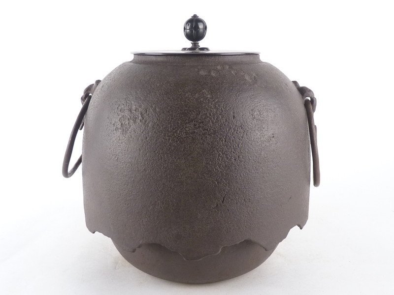 都屋】63 釜師 畠春斉「王章鐶付 尾垂釜」共箱 高さ 約22.5cm 幅 約