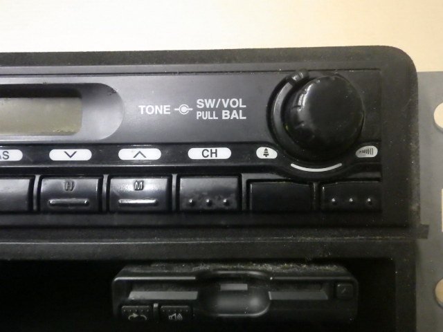 r4116-9 ☆ 日産 UD トラックス クオン 純正 AM/FM ラジオ CD5ZA 60-15