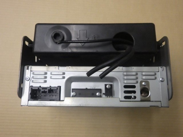 r4116-9 ☆ 日産 UD トラックス クオン 純正 AM/FM ラジオ CD5ZA 60-15