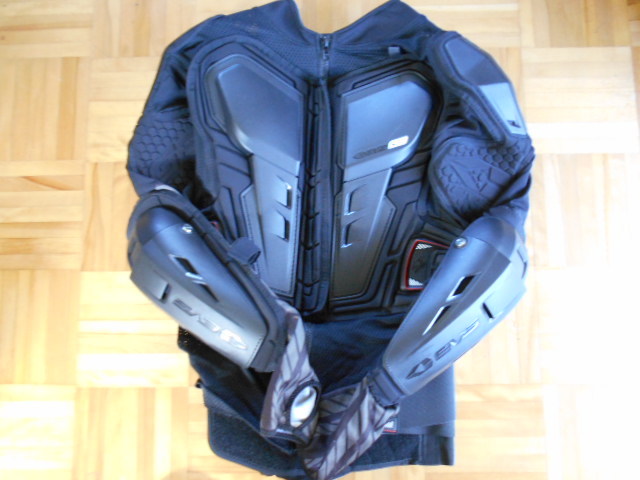 EVS　BODY ARMOR　ボディアーマー　サイズS
