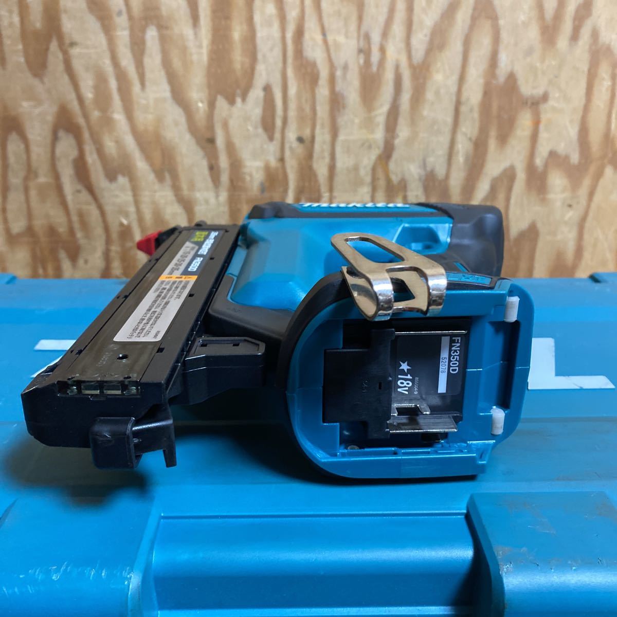 美品☆makita マキタ 35mm 充電式面木釘打 FN350DZK 仕上釘打機 充電式  